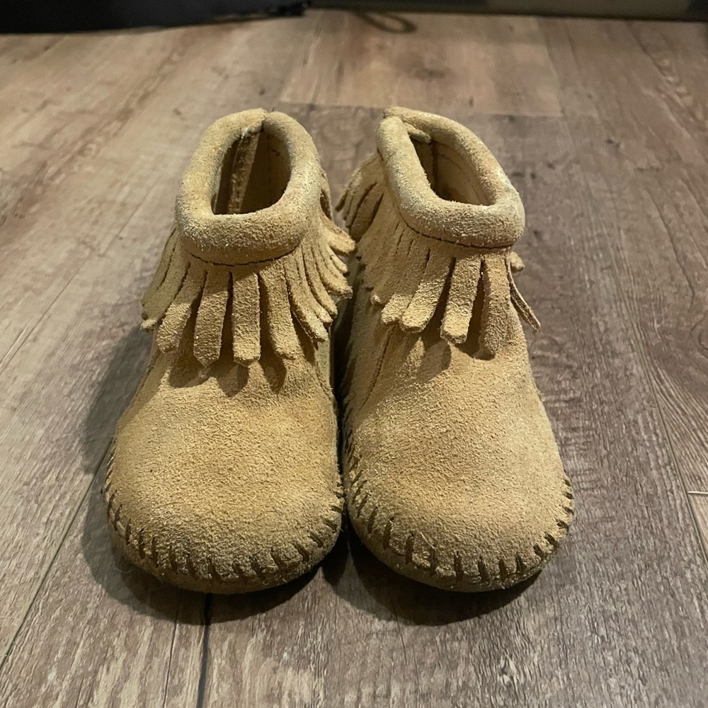 Minnetonka back flap bootie size 4